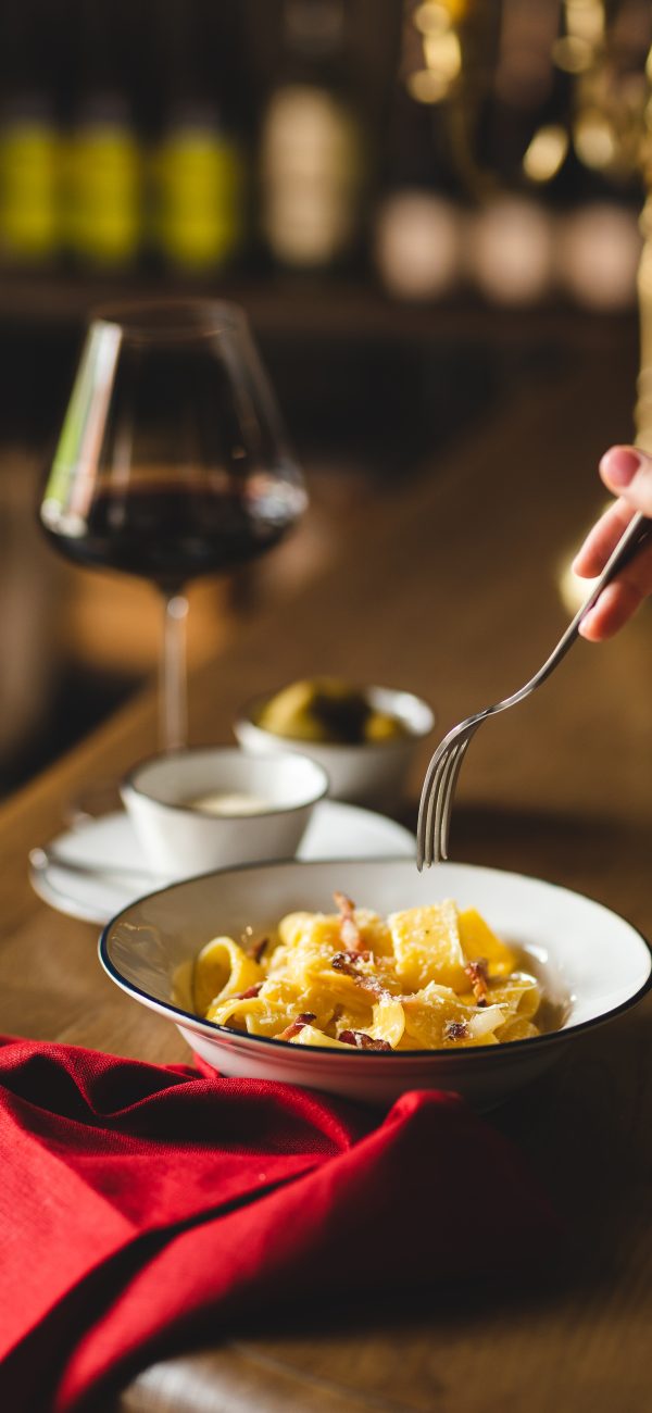 restaurant-serving-pasta-with-parmesan-pepper-food-photography-table-setting